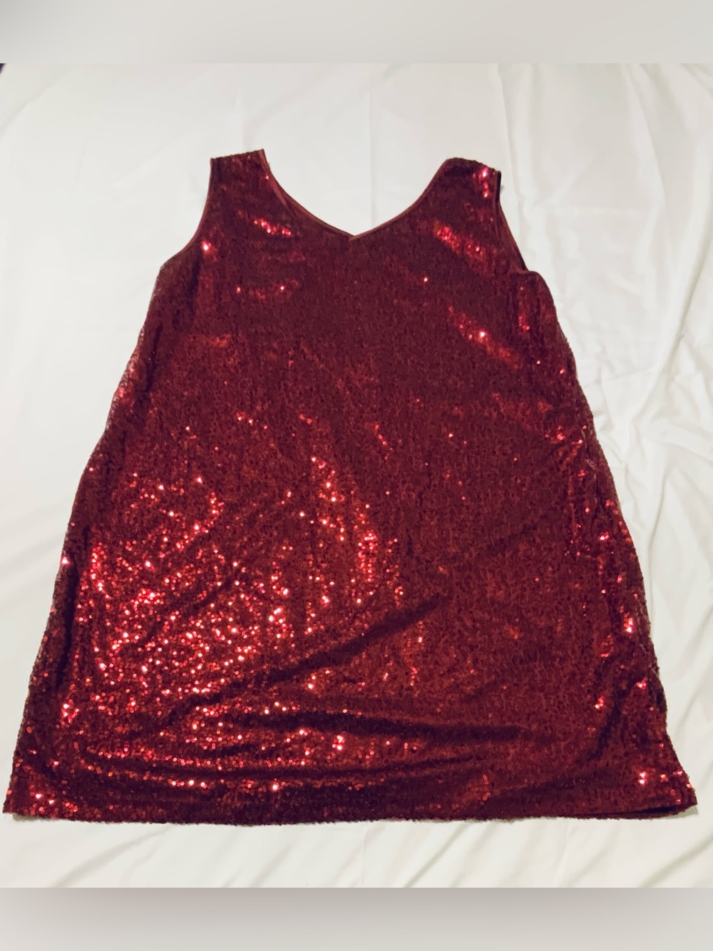 IN VOLAND sleeveless sequin mini party dress with a V-neckline Cranberry Size 24